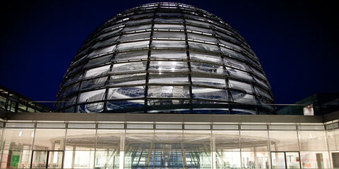 Reichstagsgebäude mit Kuppel bei Nacht