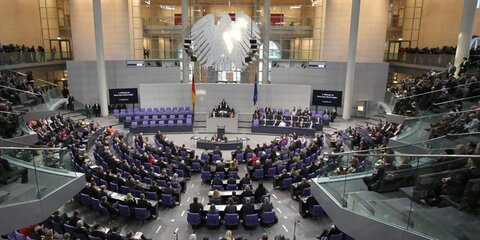 Die Abgeordneten im Bundestag in Berlin haben ihre Plätze im Plenarsaal eingenommen.