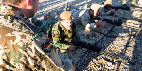 Irakische Soldaten bei der Ausbildung an der Waffe