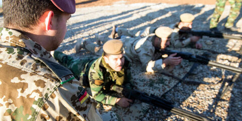 Ein Bundeswehrsoldat und mehrere irakische Sicherheitskräfte bei der Ausbildung
