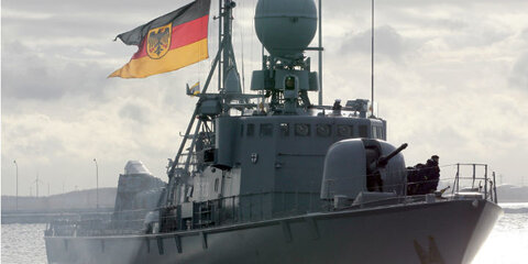 Bundeswehrschiff mit Deutschlandflagge auf hoher See