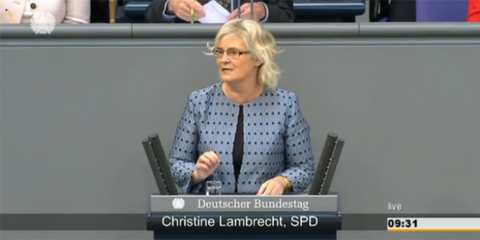 Christine Lambrecht bei ihrer Rede im Bundestag am 01.10.2015 zum Thema Flüchtlingspolitik