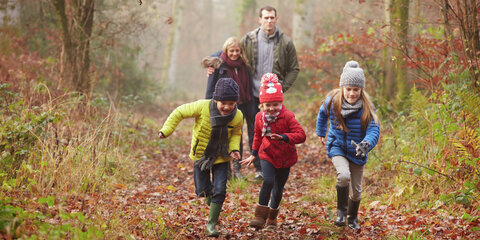 Eine Familie unternimmt einen Spaziergang im Herbst.
