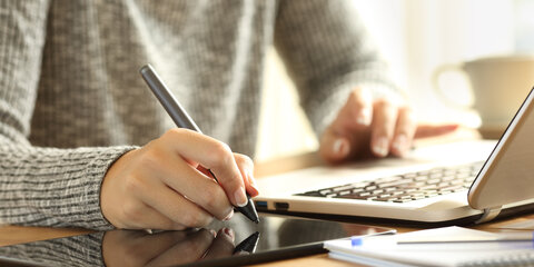 Frau mit Laptop und Tablet