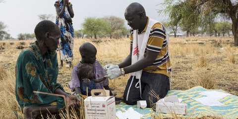 Ein medizinischer Helfer testet in Thaker (Südsudan) ein Kind auf Malaria.