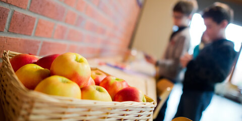 Obst wird in einer Schule angeboten