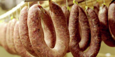 Regionale Wurstspezialität kommt aus dem Rauch.