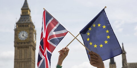Big Ben in London, davor EU-Flagge und brittische Flagge