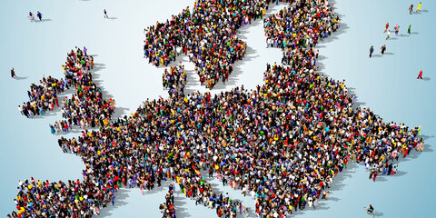 Eine große Gruppe von Menschen, die von oben gezeigt wird, versammeln sich als Formation der Europa-Karte auf blauem Hintergrund.