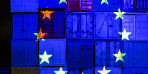 Die Fahne der Europäischen Union (EU) wird mit einem Beamer auf Container einer Modellbahn-Anlage projiziert