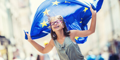Mädchen mit Europafahne