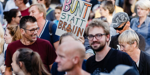 Demonstrationsteilnehmer protestieren gegen eine Kundgebung