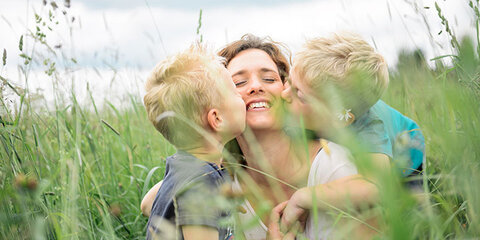 Frau mit zwei Kindern in der Natur