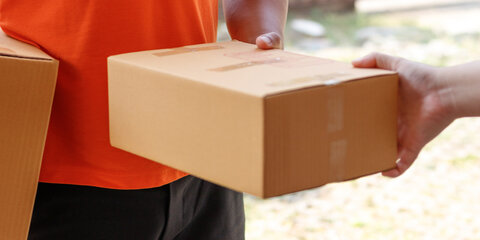 Erhalt des Pakets vom Zusteller