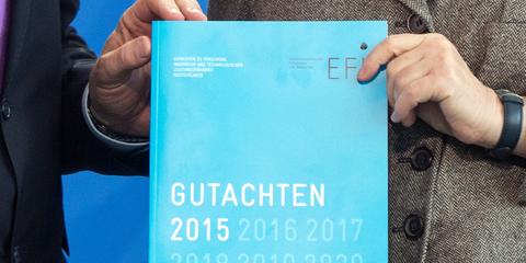 Ausschnitt: Der Vorsitzende der Expertenkommission Forschung und Innovation (EFI), Dietmar Harhoff, übergibt am 25.02.2015 in Kanzleramt in Berlin das Gutachten 2015 seiner Kommission an Bundeskanzlerin Angela Merkel (CDU).