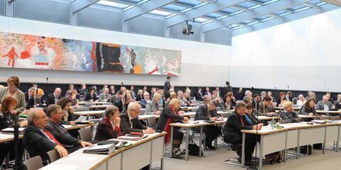 Foto von der SPD-Fraktionssitzung, Abgeordnete sitzen an Tischen