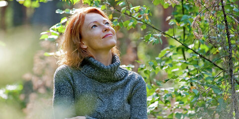 Frau in einem Garten