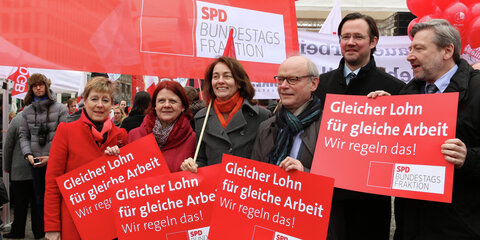 Equal Pay Day Kundgebung 2016: SPD-Bundestagsabgeordnete gemeinsam mit SPD-Generalsekretärin Katarina Barley auf dem Pariser Platz in Berlin mit Schildern und Fahnen