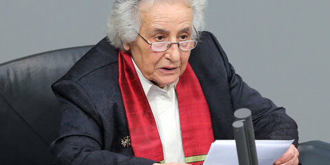Anita Lasker-Wallfisch spricht in der Gedenkstunde des Bundestages für die Opfer des Nationalismus