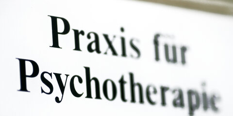 Ein Schild einer Praxis für Psychotherapie