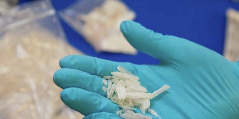 Drogenfund: Auf einem Handschuh wird die synthetische Droge Crystal gezeigt