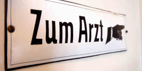 Hinweisschild zu einer Arztpraxis