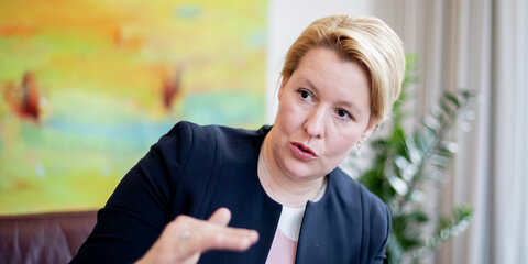 Franziska Giffey, Bundesfamilienministerin, sitzt nach einem Interviewtermin mit der Deutschen Presse-Agentur in ihrem Büro im Bundesfamilienministerium.