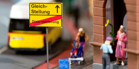 Ein Schild mit der Aufschrift "Gleichstellung/Diskriminierung" steht im Miniatur Wunderland in Hamburg