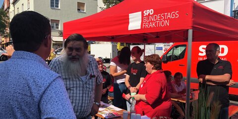 Uli Grötsch im Gespräch mit einem Bürger.