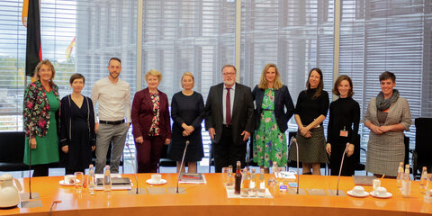 Die Panelist:innen vor Ort im Paul-Löbe-Haus (v.l.n.r.): Susanne Mittag, MdB, Anne Markwardt (vzbv), Oliver Huizinga (DAG/DANK), Rita Hagl-Kehl, MdB, Peggy Schierenbeck, MdB, Dr. Thomas Fischbach (bvkj e.V.), Prof. Melanie Eva-Maria Speck (Hochschule Osnabrück), Stephanie Wunder (Agora Agrar), Dinah Wunder (Kantine Zukunft), Ann-Cathrin Beermann (NQZ in der BLE), nicht im Bild wegen Anschlusstermin: Prof. Dr. Achim Spiller (Georg-August-Universität Göttingen)