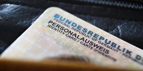 Personalausweis ragt aus einer Geldbörse