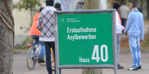Schild einer Erstaufnahmeeinrichtung für Asylbewerber auf dem Gelände der Bayernkaserne
