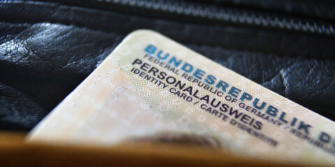 Ein deutscher Personalausweis ragt aus einer Geldbörse.