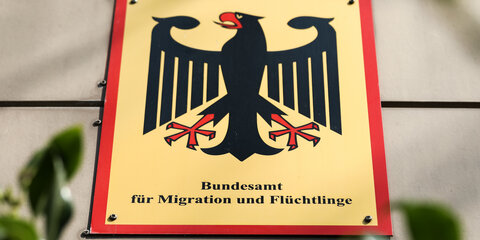 Ein Blick auf das Schild an der Außenstelle des Bundesamtes für Migration und Flüchtlinge.