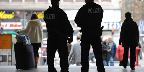 Sicherheitsmaßnahmen nach Terrorwarnung: zwei Polizisten am Bahnhof
