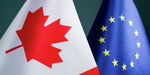 Nahaufnahme der Flaggen Kanadas und der EU.
