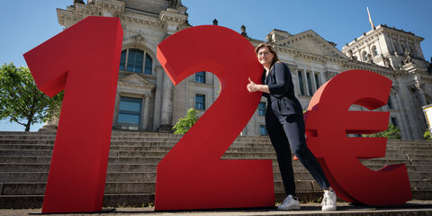 Die Abgeordnete Anna Kassautzki freut sich über über den 12-Euro-Mindestlohn.