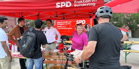 Katja Mast im Gespräch mit Bürgerinnen und Bürgern am Infostand der SPD-Bundestagsfraktion.