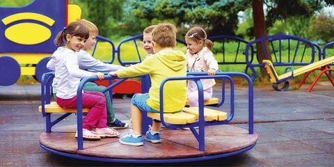 Kinder auf Spielplatz