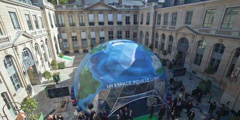 Ein großer Erdball steht als Pavillon für die Klimakonferenz in Paris