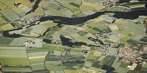 Landschaft von oben, Felder, Wiesen, Gemeinden