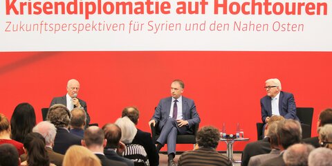 Staffan de Mistura, Niels Annen und Frank-Walter Steinmeier bei der SPD-Konferenz zur Krisendiplomatie
