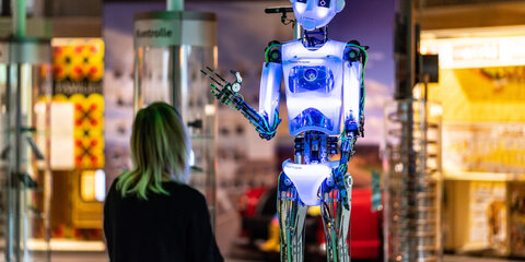 Eine Frau steht in der Ausstellung «Künstliche Intelligenz und Robotik»