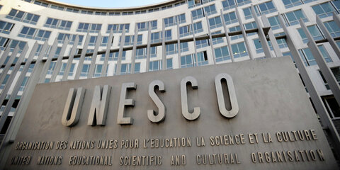 Schild mit dem Organisationsnamen vor dem UNESCO-Hauptsitz