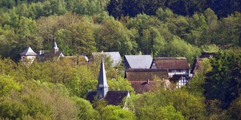 Ein Dorf in ländlicher Umgebung