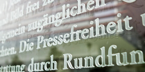 Das Wort Pressefreiheit ist in einem Ausschnitt des Artikels 5 des Grundgesetzes auf einer Glasscheiben am Außenhof des Jakob-Kaiser-Hauses zu sehen. Der Artikel 5 schützt die Meinungs- und Pressefreiheit in Deutschland.