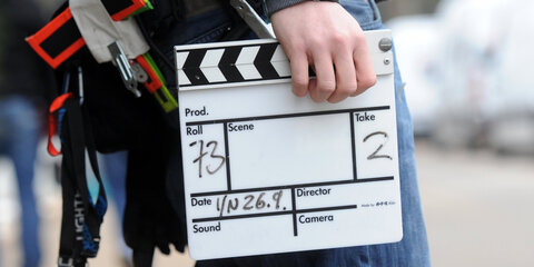 Mann trägt eine Klappe am Filmset