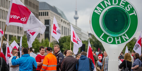 Das Foto zeigt eine ver.di-Demonstration für den Mindestlohn.
