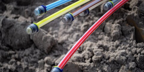 Glasfaserkabel liegen auf einer Baustelle.