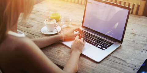Eine Frau arbeitet an ihrem Laptop